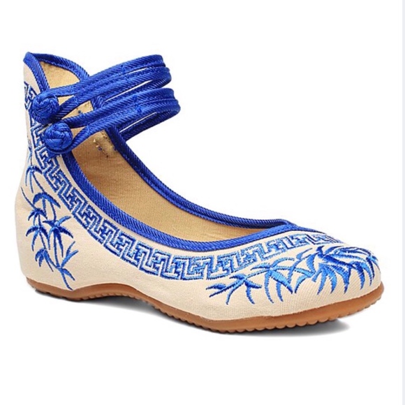 Embroidered Kicks Shoes - Blue & Beige Embroidered Flats- Size 7.5